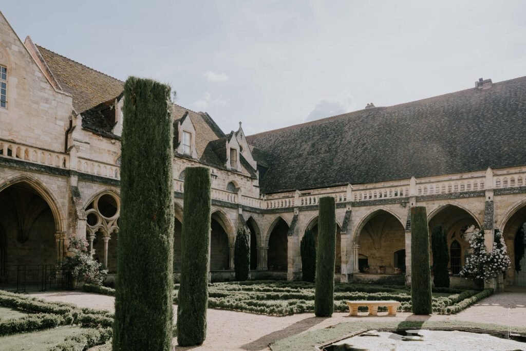 Détail du jardin central de l'Abbaye de Royaumont, avec ses colonnes élégantes et son ambiance paisible, idéale pour un cadre de mariage unique