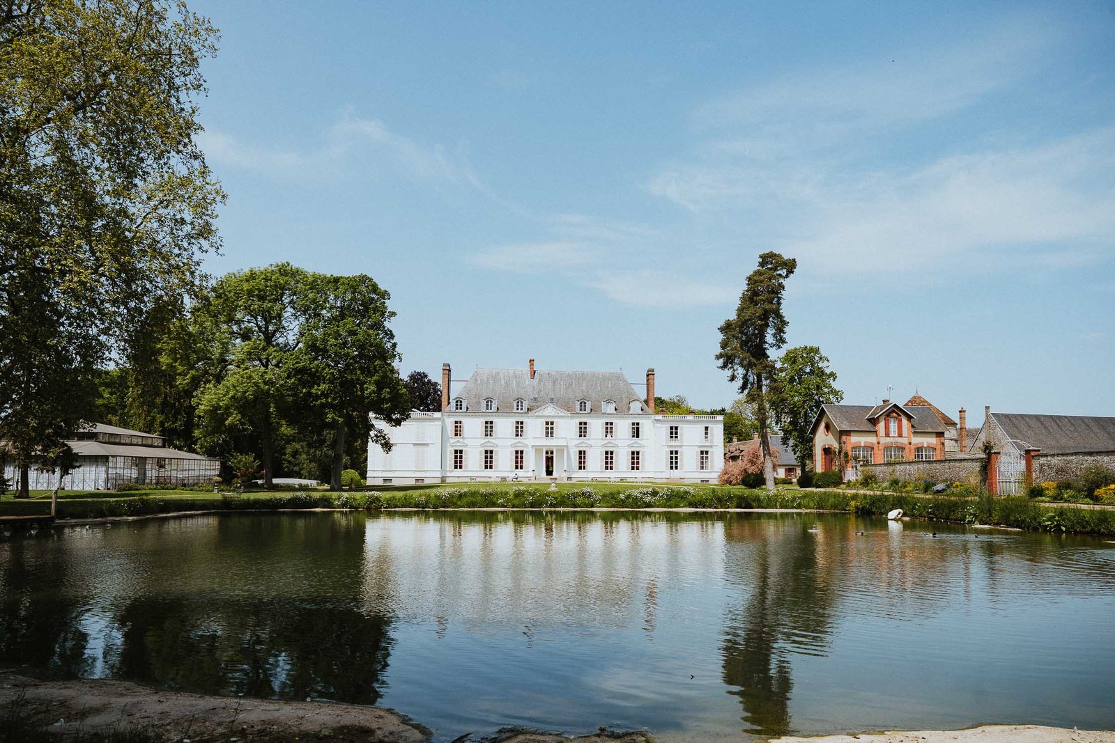 Vue panoramique du Château Barthélemy, reflet dans un lac, parfait pour un mariage romantique près de Paris