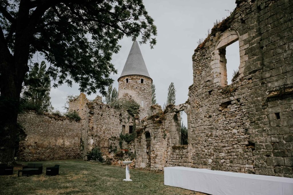 Les vestiges du Château de Vivier avec sa tour emblématique et ses murs en pierre ancienne, parfait pour un mariage au charme médiéval.