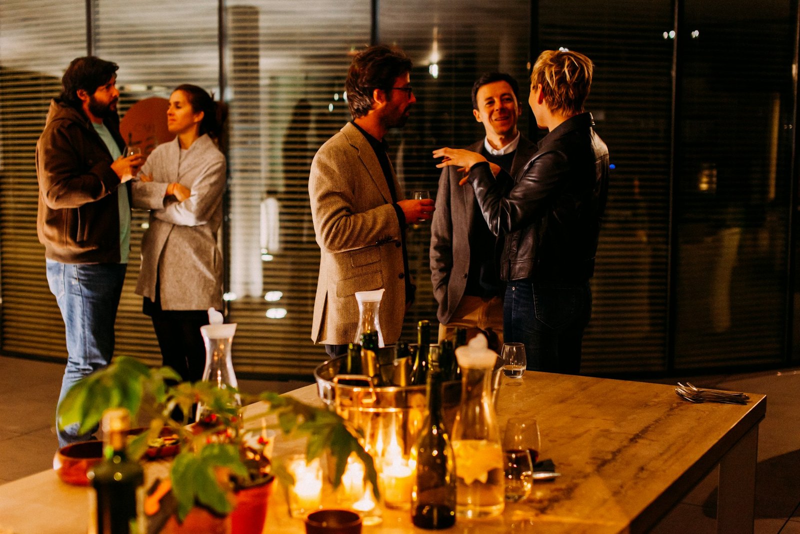 Participants échangeant autour d’un cocktail lors d’un événement professionnel.