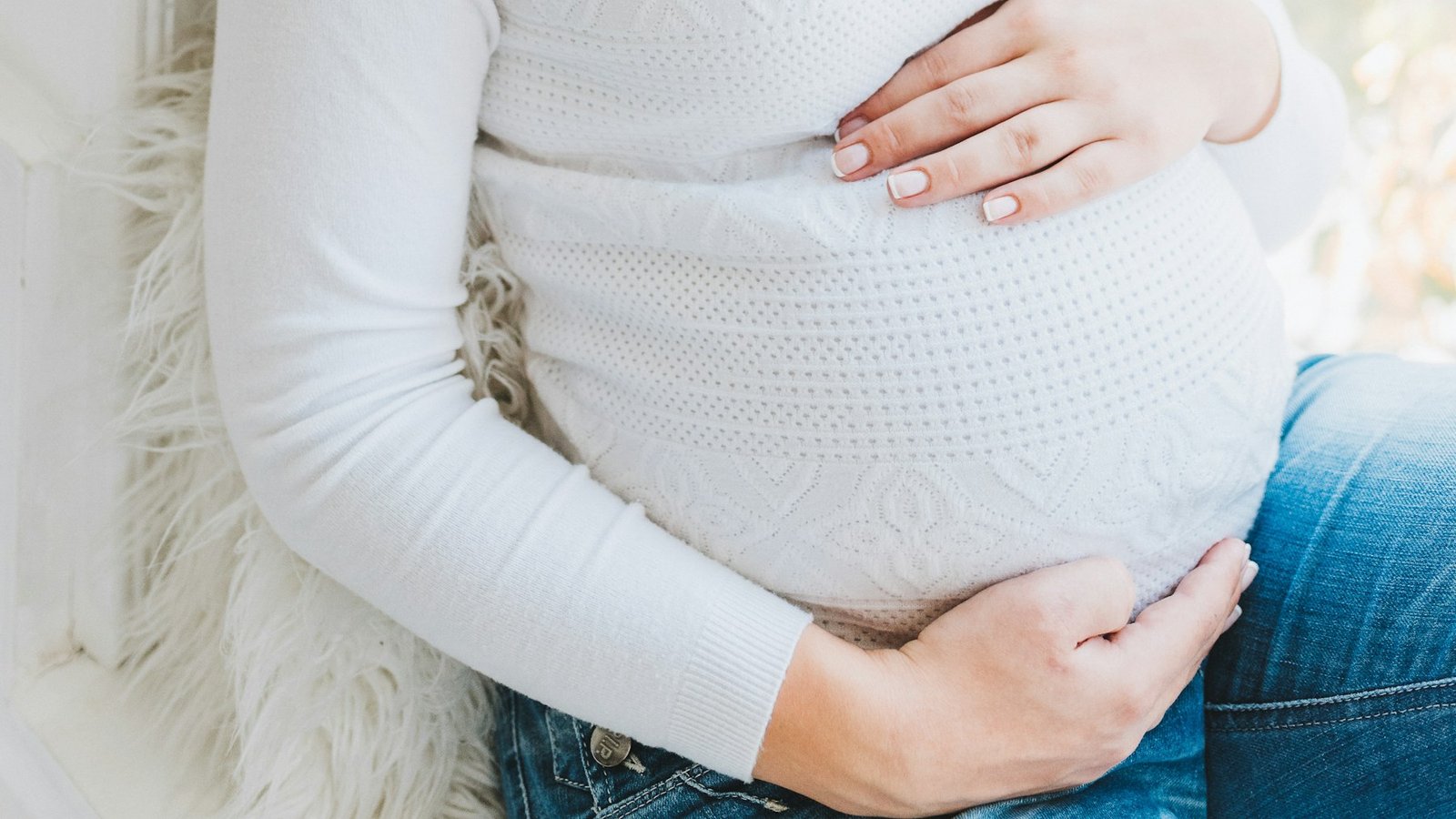 Femme enceinte dans une atmosphère douce et naturelle