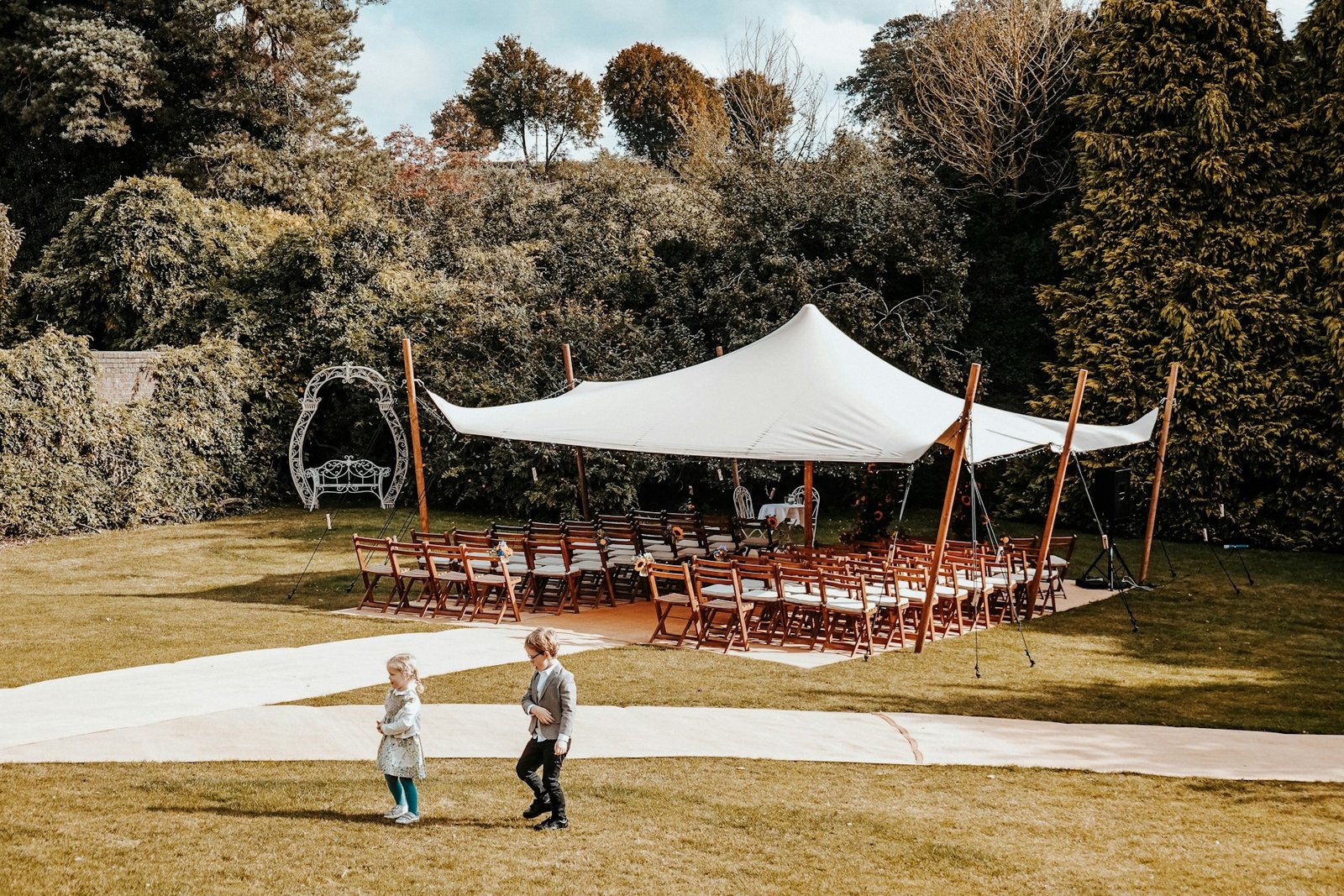 Domaine de mariage entouré de verdure avec espace extérieur pour les invités.