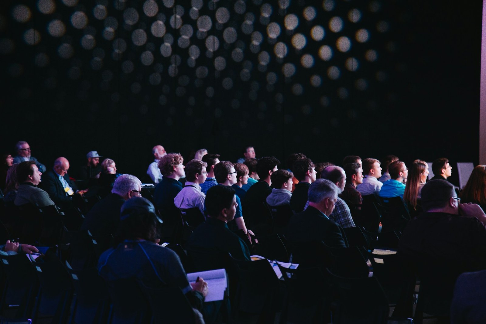 Public assis dans une salle pendant une conférence d’entreprise.