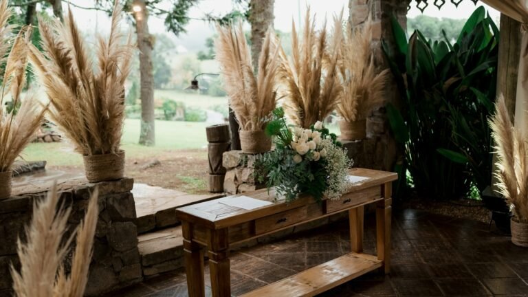 Table de mariage en bois avec fleurs et décoration naturelle