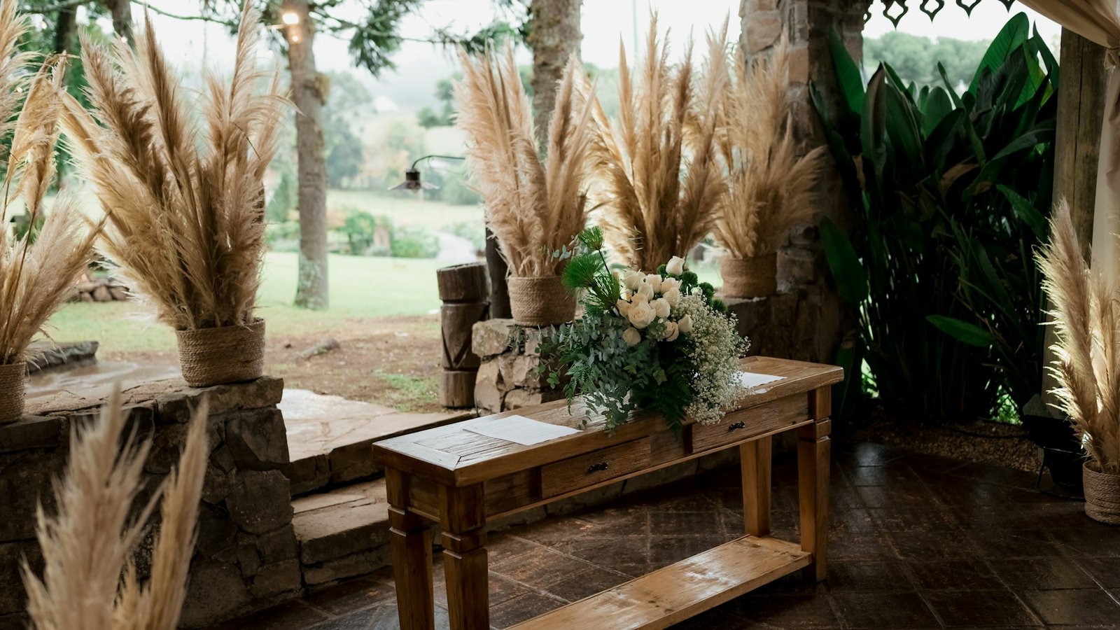 Table de mariage en bois avec fleurs et décoration naturelle