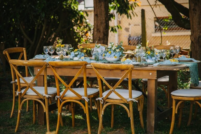 Dîner de mariage en petit comité avec une table dressée en extérieur.
