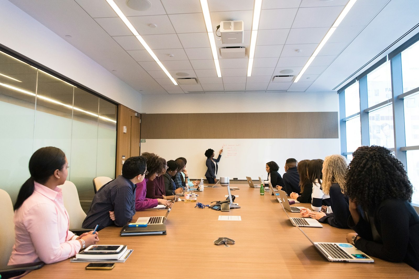 Équipe réunie autour d’une table pendant un atelier de travail.