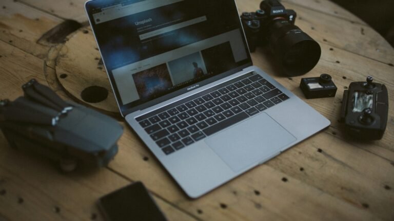 Ordinateur portable et appareil photo sur un bureau de photographe