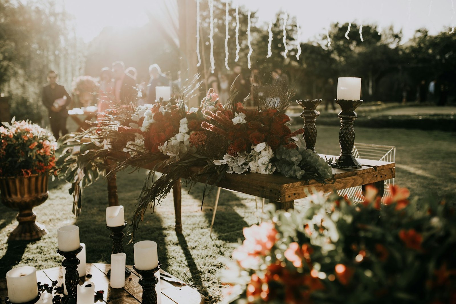 Table de réception de mariage avec décoration simple et fleurs de saison.
