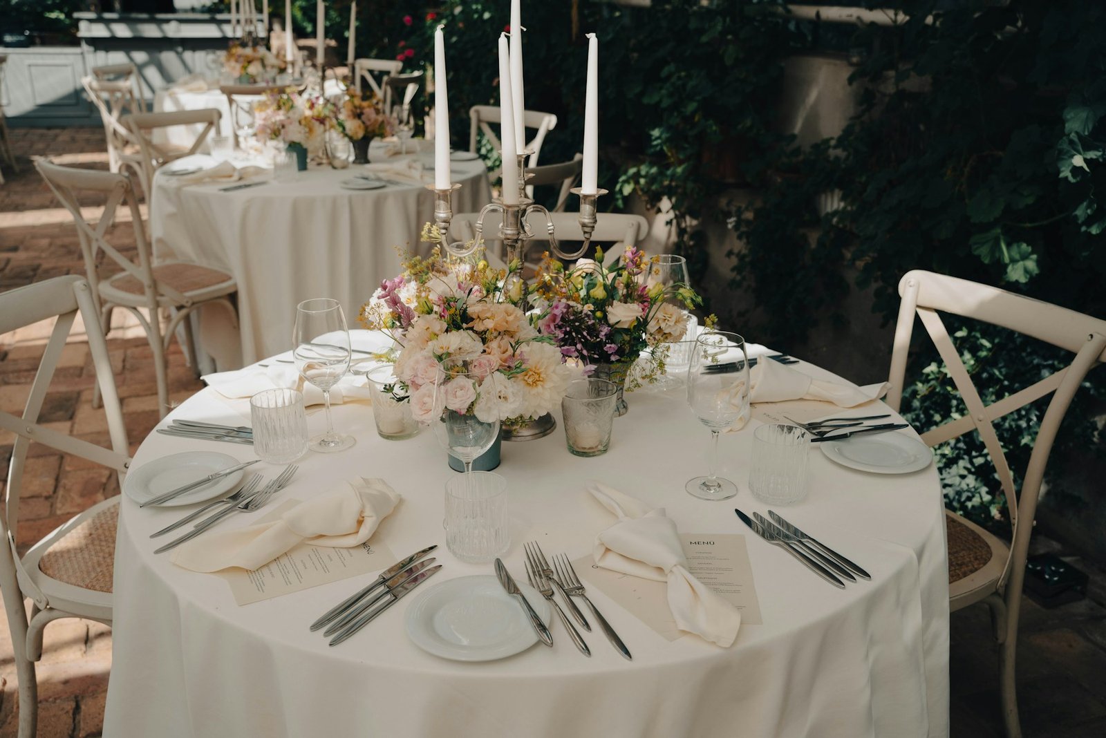 Table de mariage intime avec bougies et invités réunis autour du dîner.