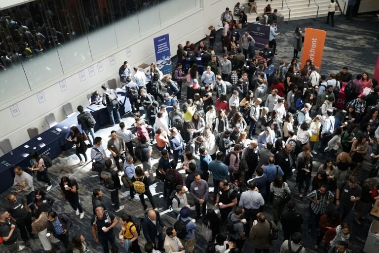 Participants réunis dans le hall d’un événement professionnel.
