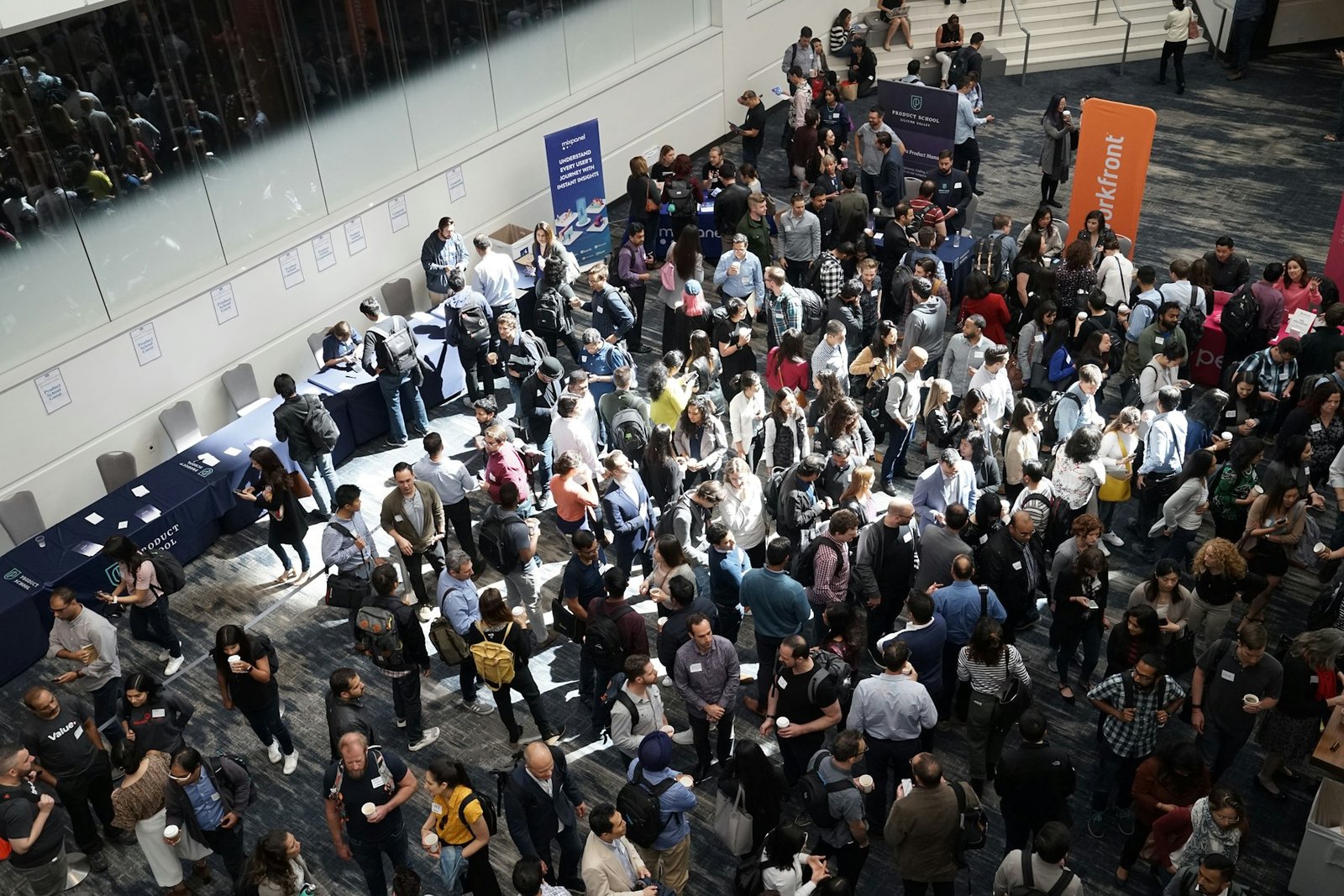 Participants réunis dans le hall d’un événement professionnel.